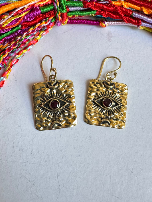 Orecchini boho dorato occhio rosso