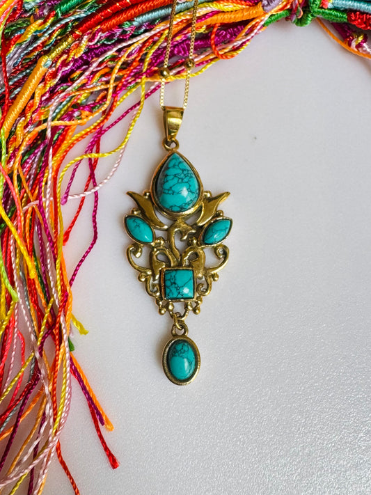 Collana boho dorata con ciondolo turchese