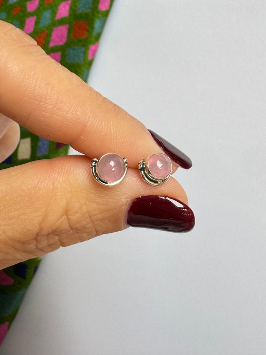 Mini-Ohrringe aus 925er Sterlingsilber mit Rosenquarz