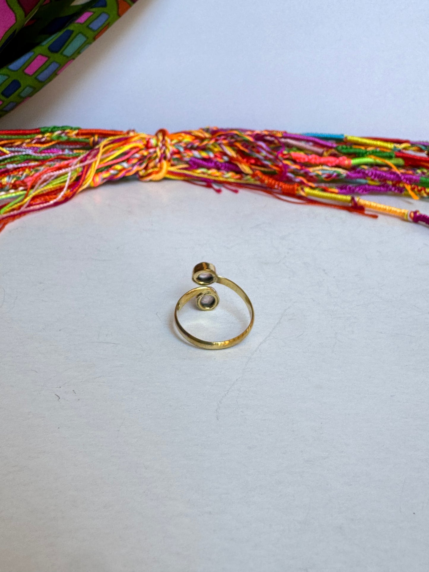 Anello boho dorato pietra di luna arcobaleno regolabile