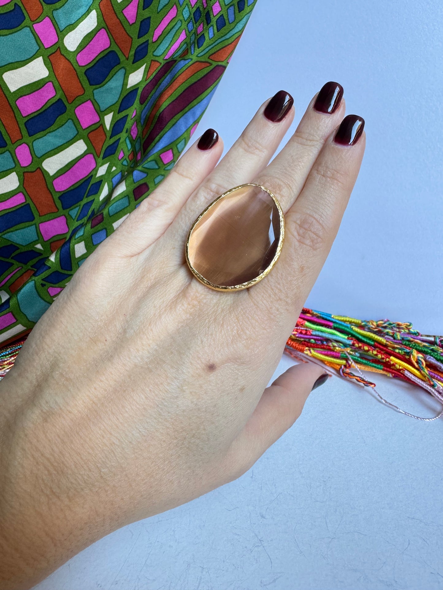 Anello dorato big rosa antico