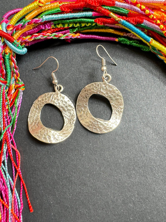 Zamak wavy circle earrings