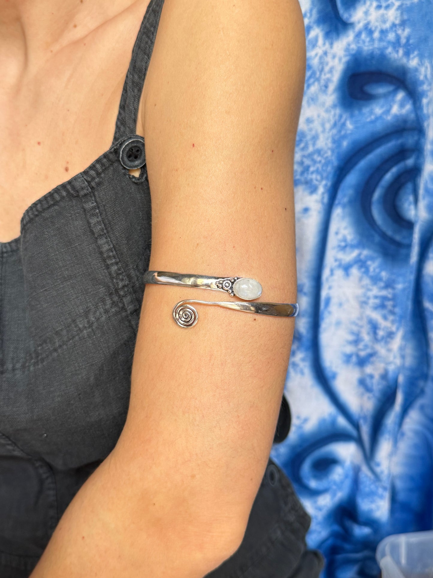 Bracciale braccio boho argentato pietra di luna