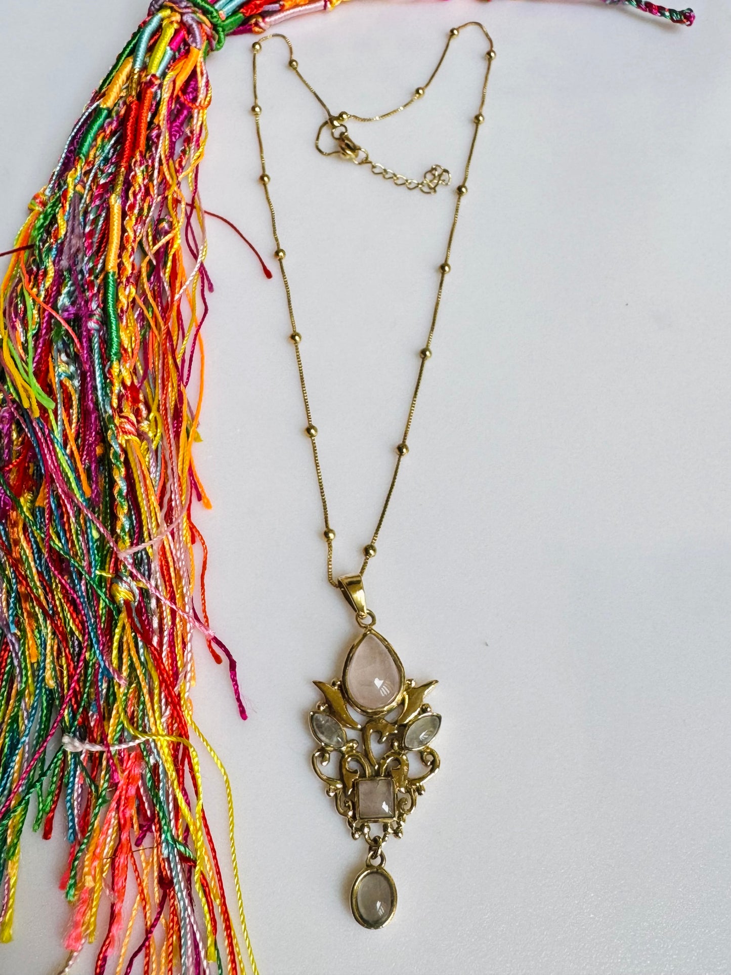 Collana boho dorata con ciondolo quarzo rosa e pietra di luna arcobaleno