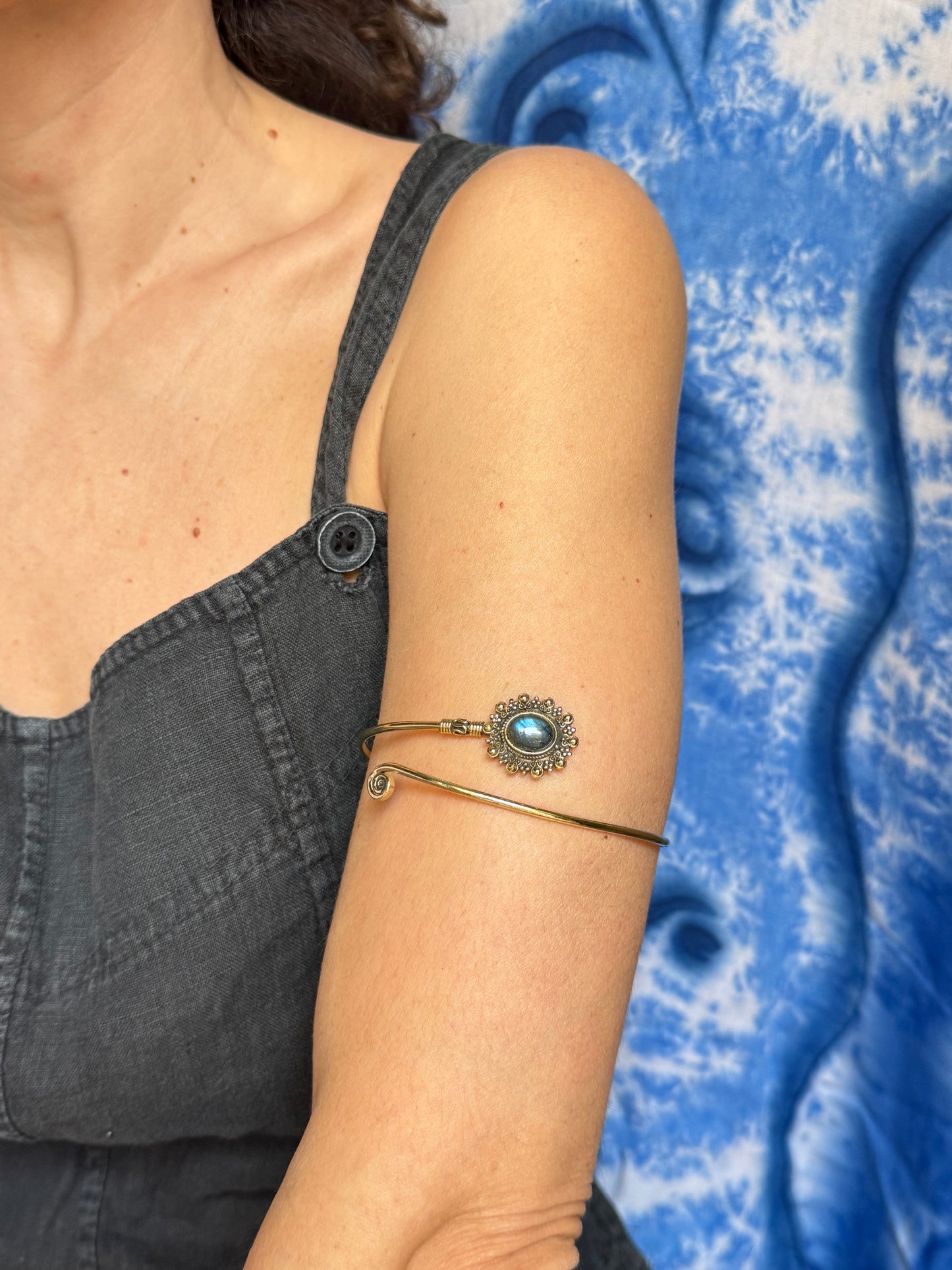 Bracciale braccio boho dorato labradorite