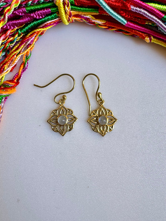 Goldene Mondstein-Boho-Ohrringe