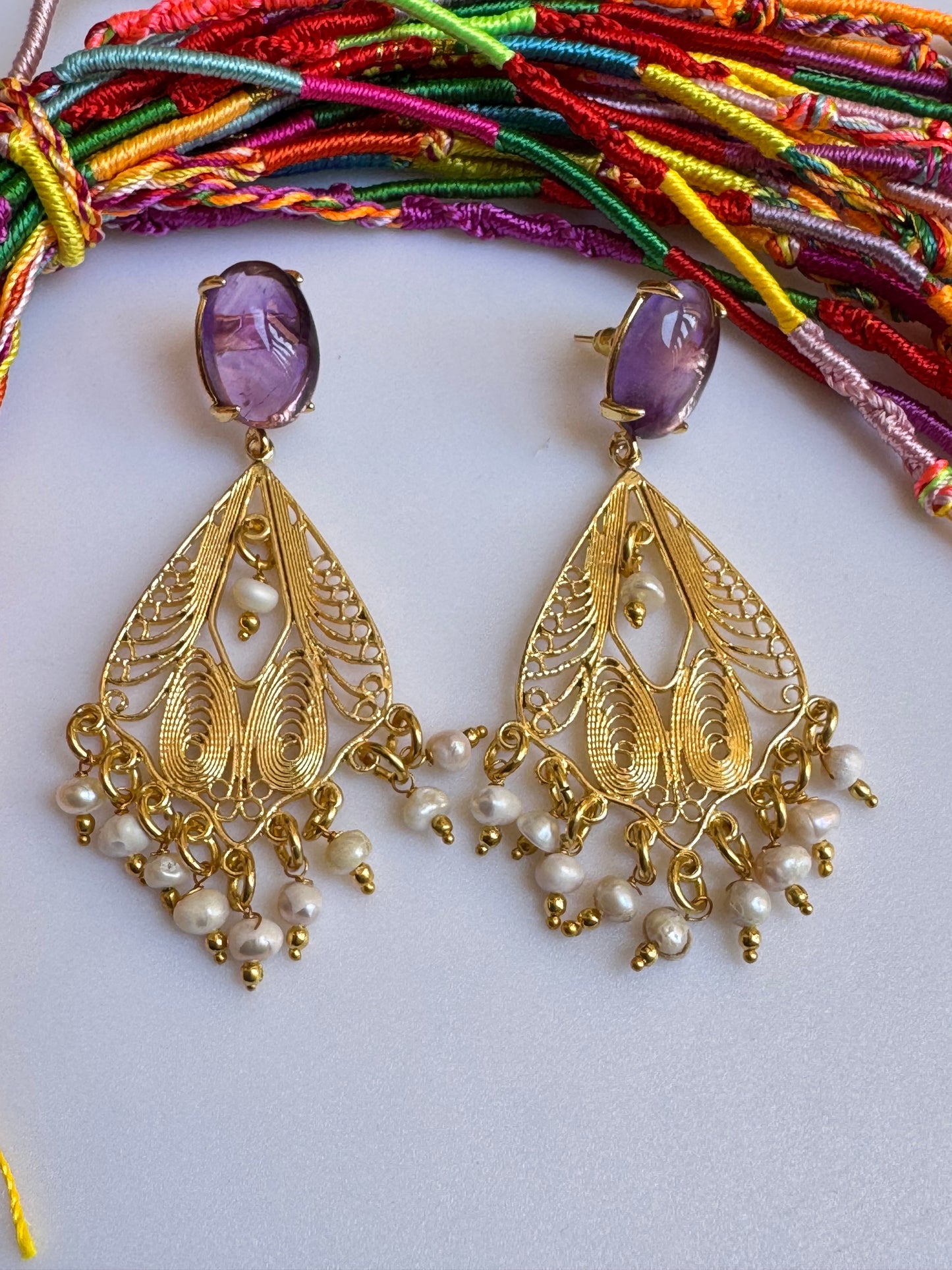 Lila filigrane Goldohrringe mit weißen Perlen