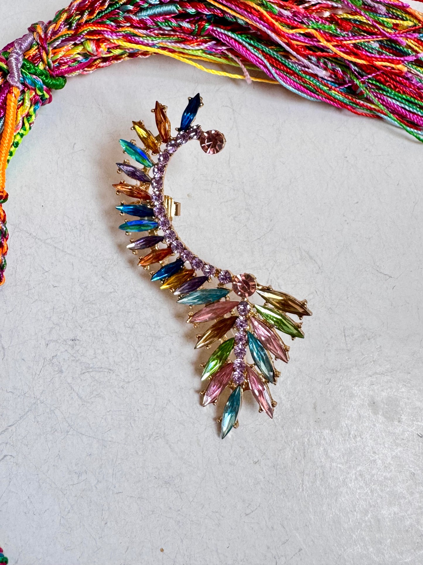 Orecchino singolo ear climber con cristalli multicolore sinistra