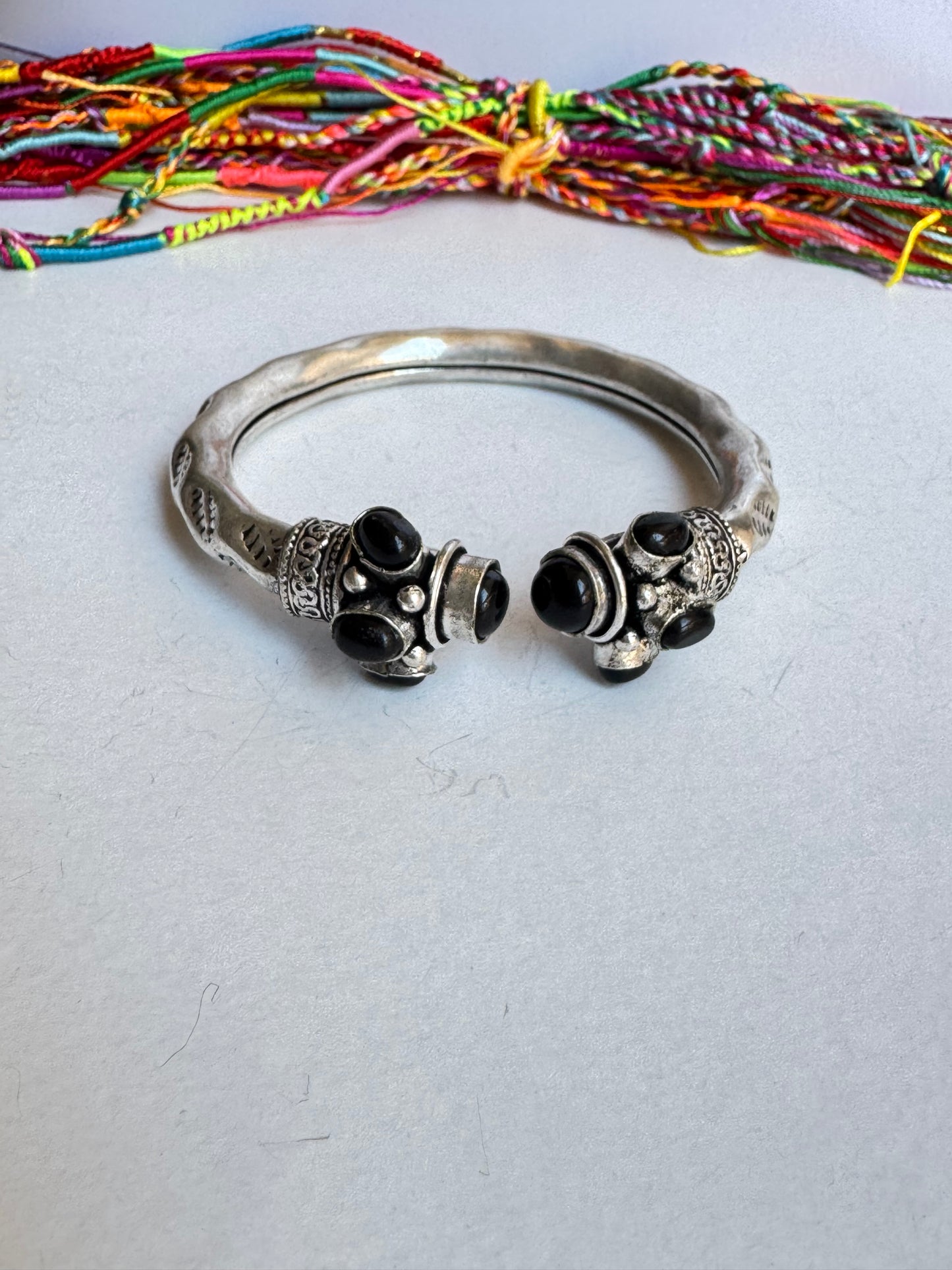 Bracciale boho argentato nero