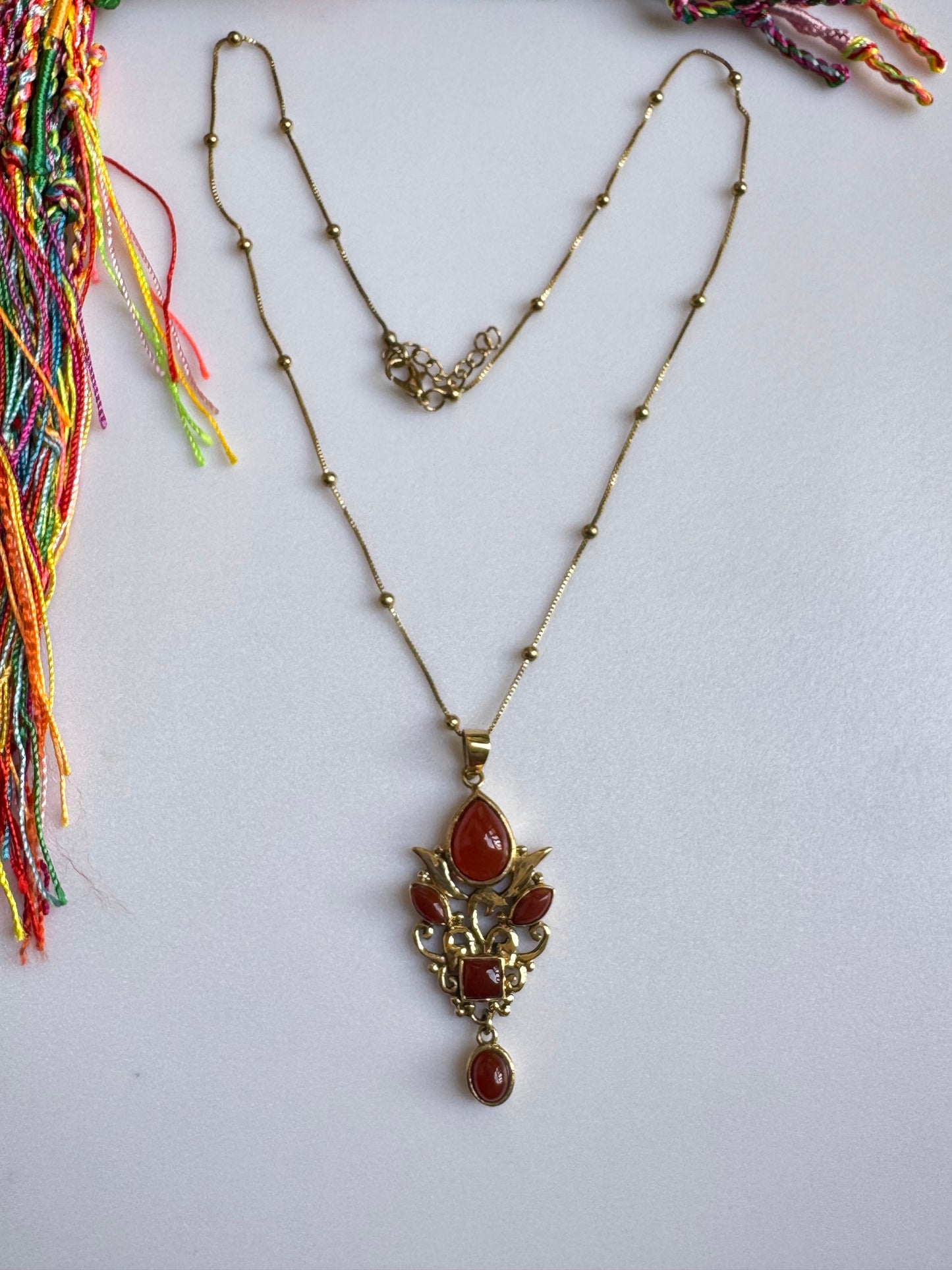 Collana boho dorata con ciondolo rosso