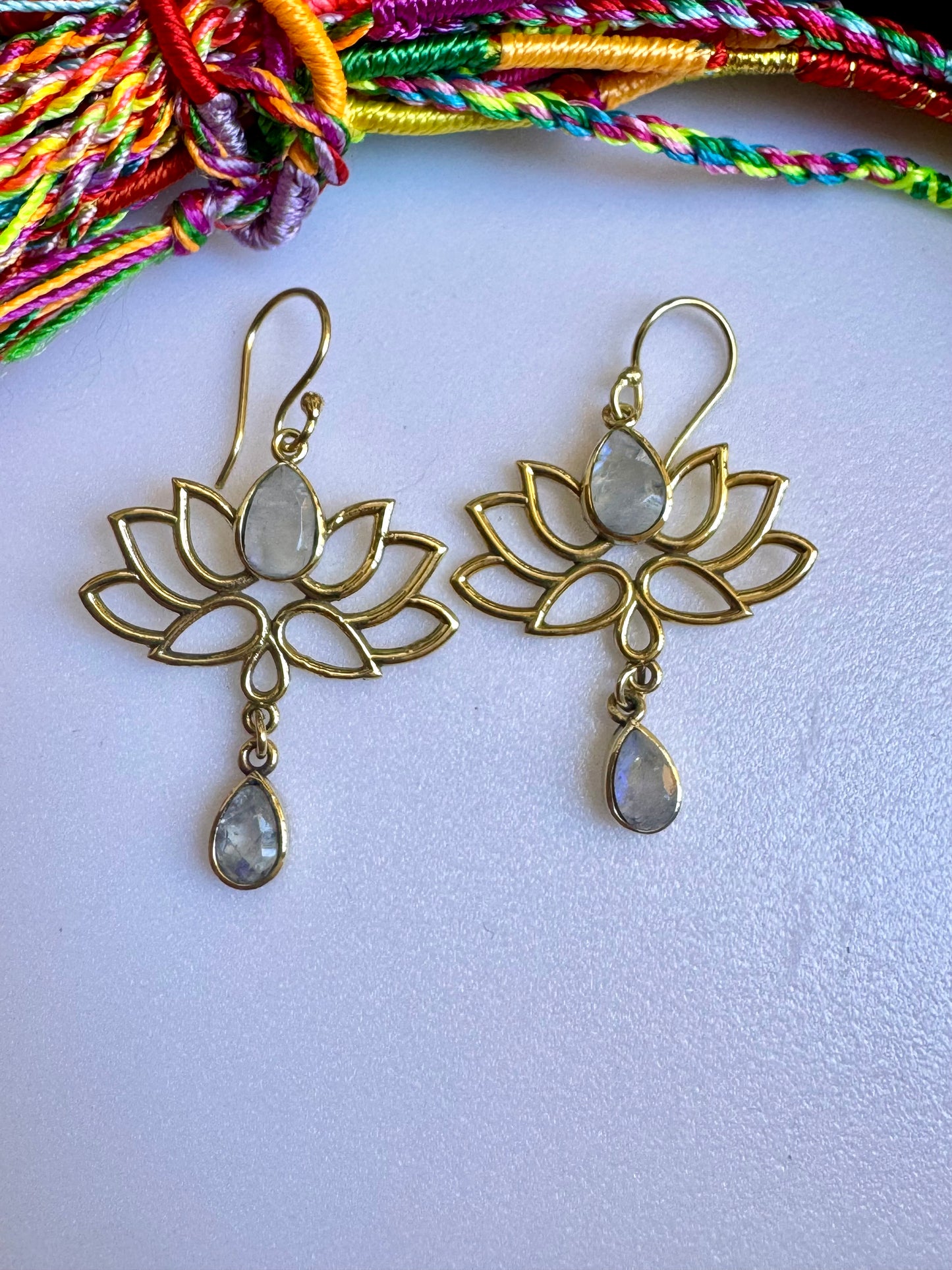 Orecchini boho dorato fiore di loto pietra di luna