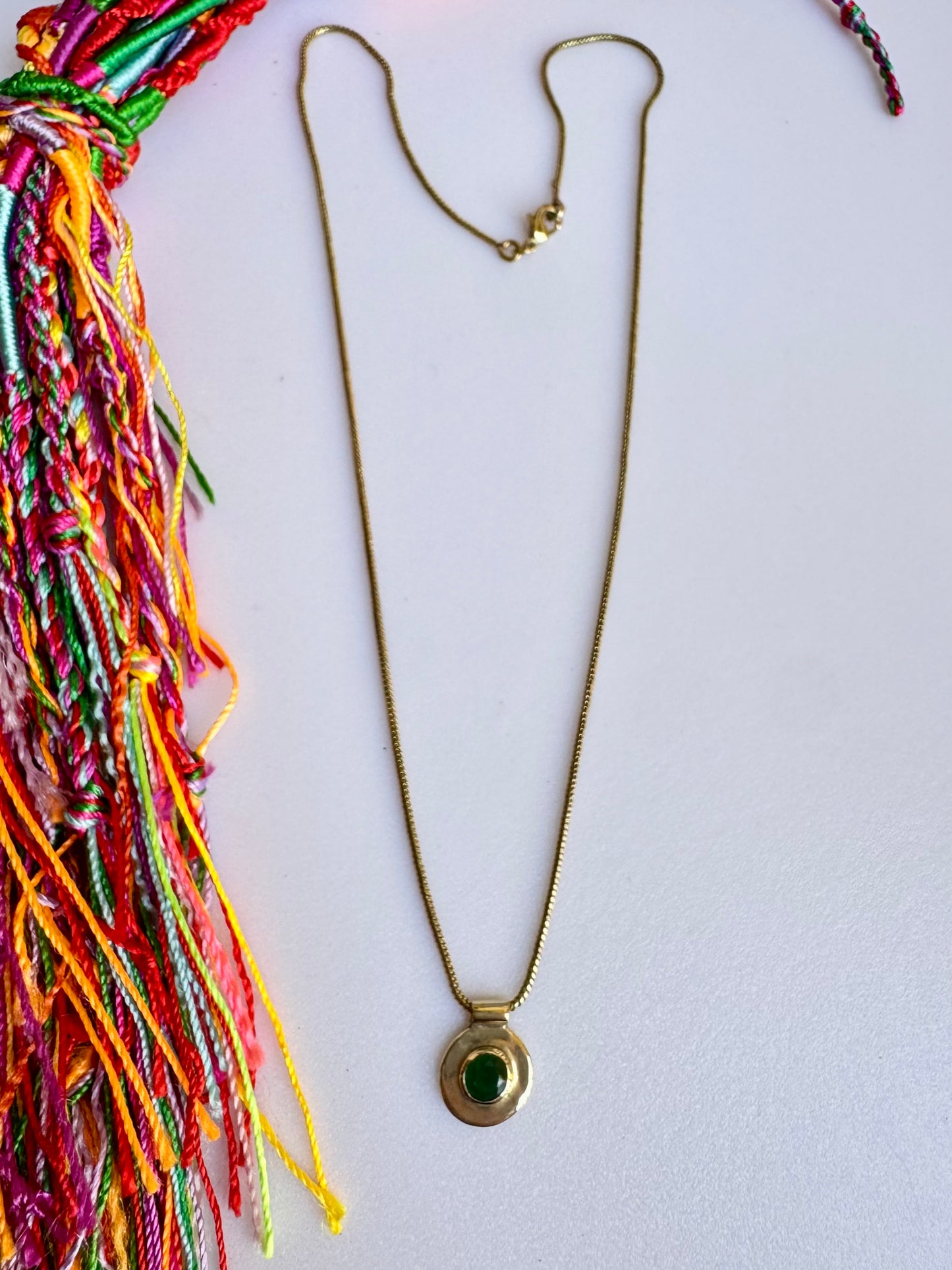 Collana dorata con ciondolo verde