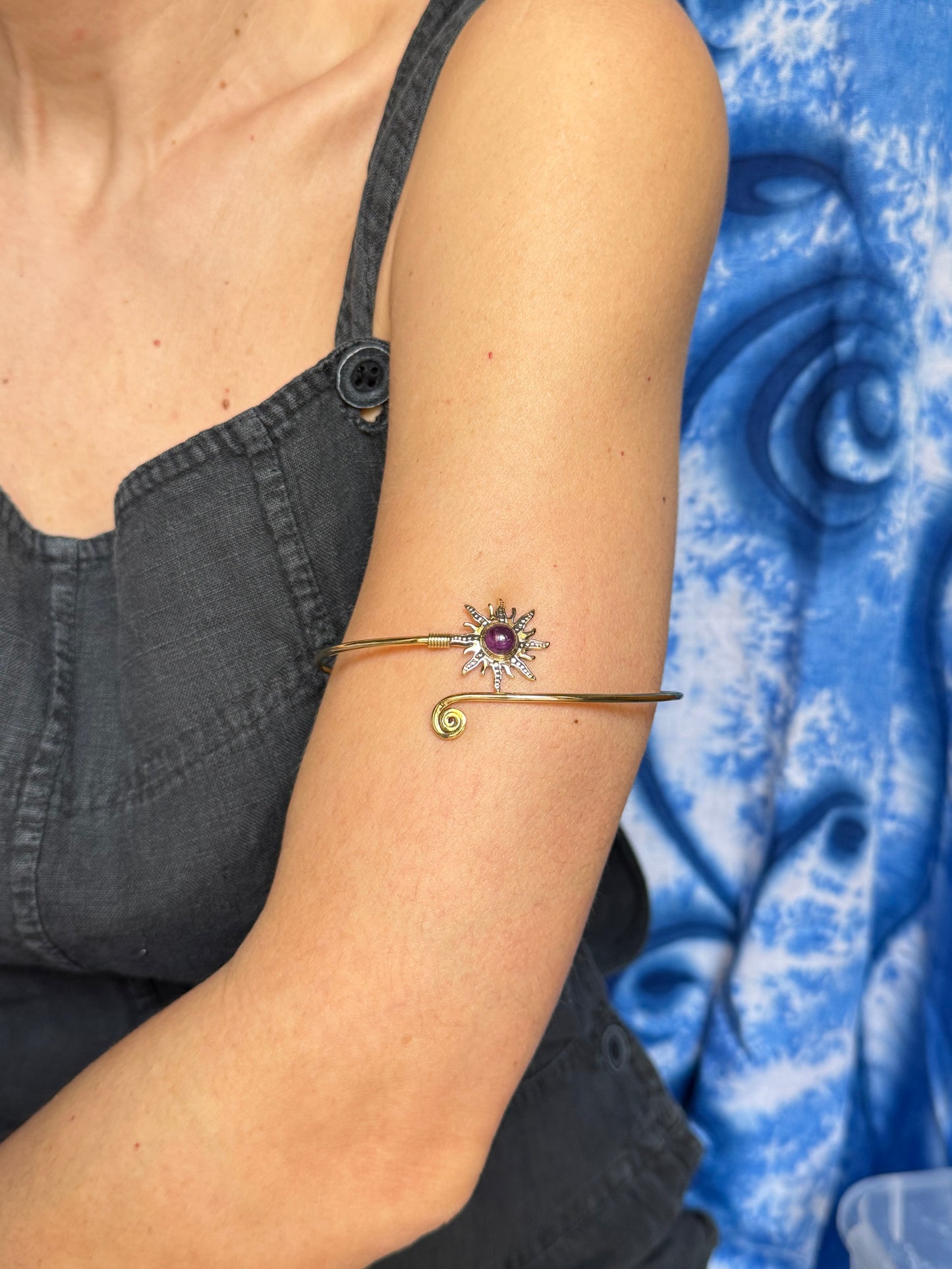 Bracciale braccio boho dorato viola