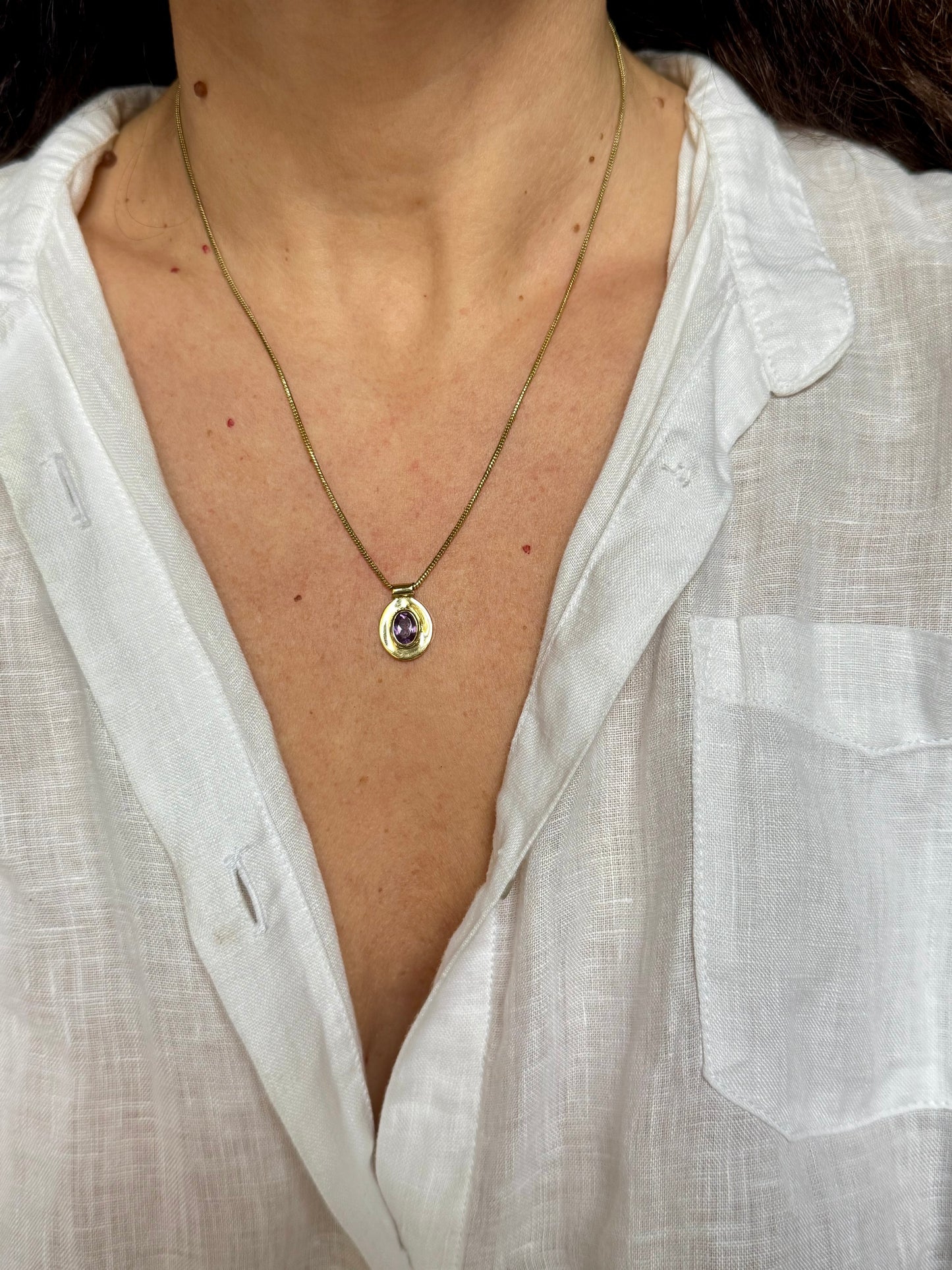 Collana boho dorata con ciondolo viola