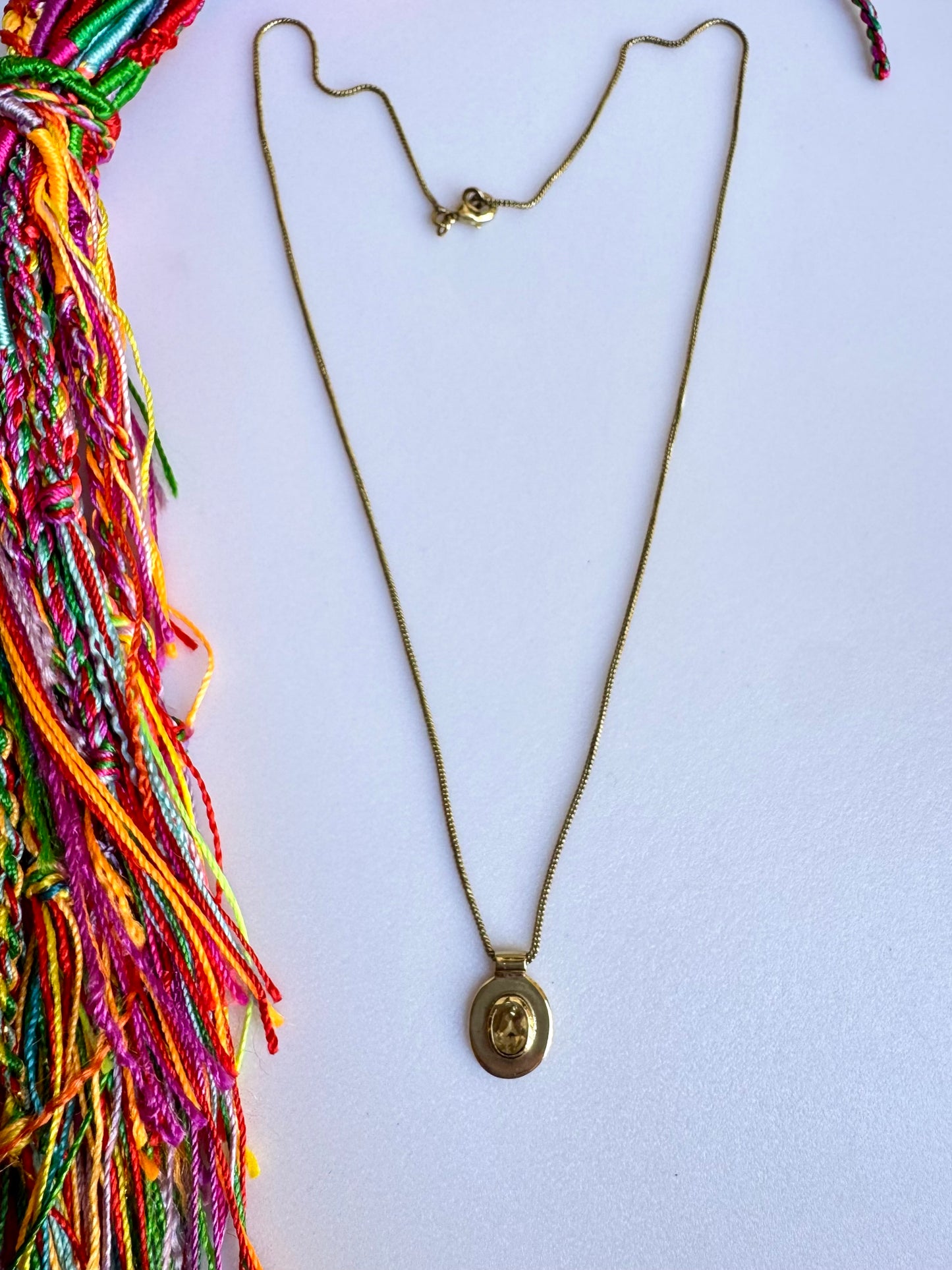 Collana dorata con ciondolo giallo