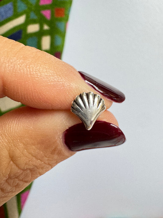 Single lobe earring in 925 silver with shell