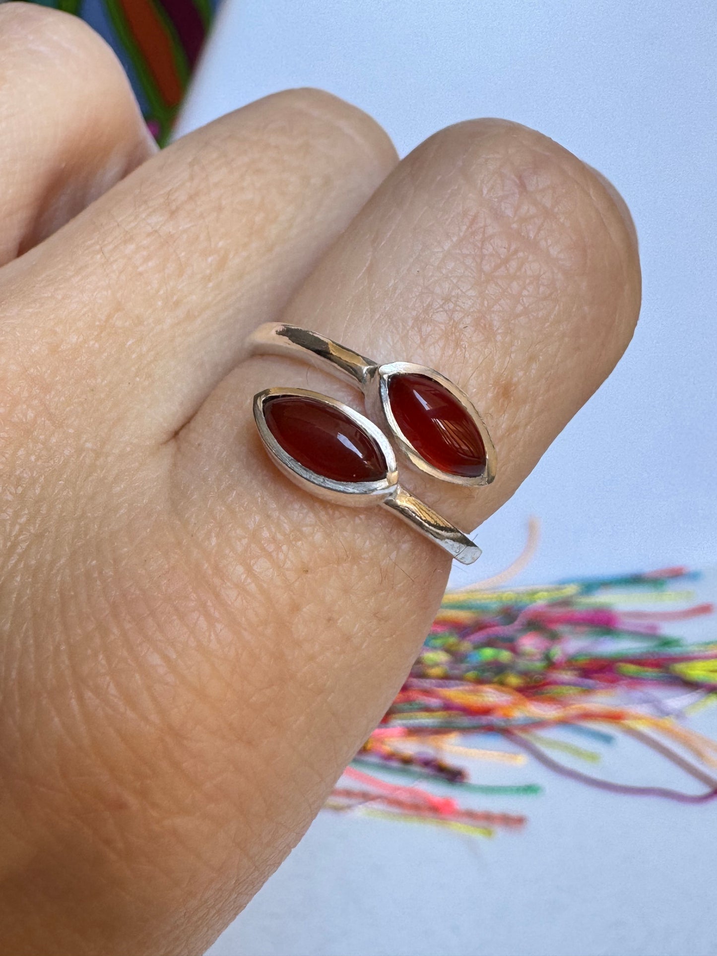 Anello boho argentato rosso