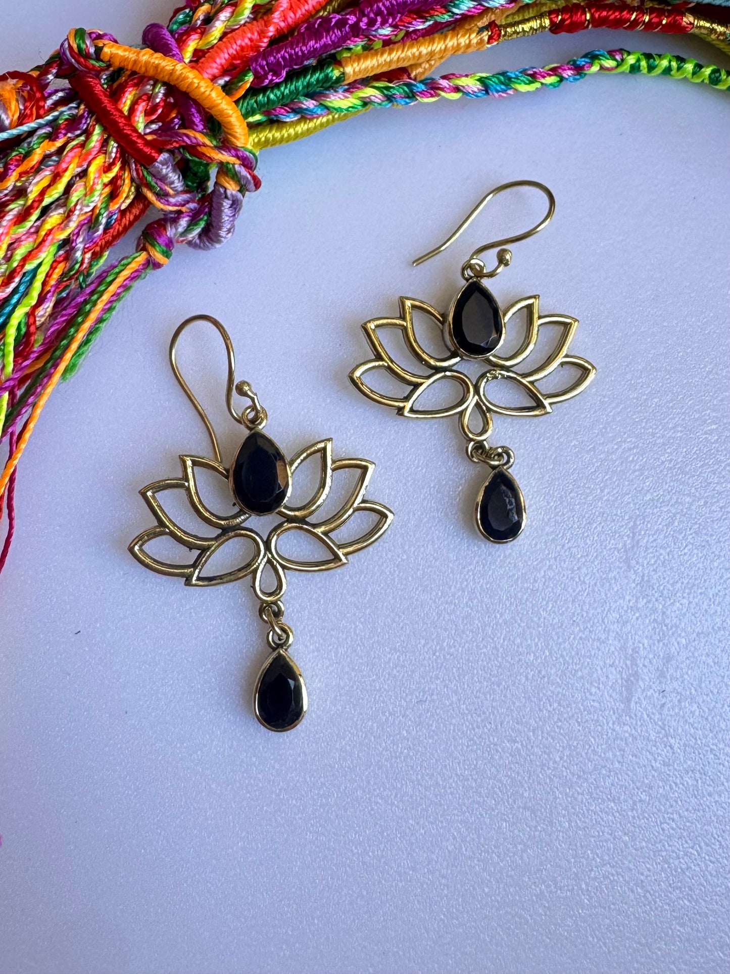 Orecchini boho dorato fiore di loto nero