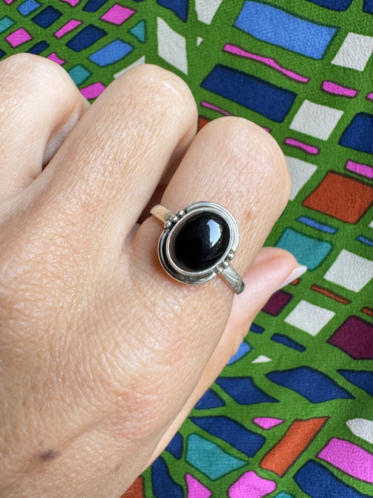 Schwarzer Onyx-Silberring, Größe 19/20 – Z31