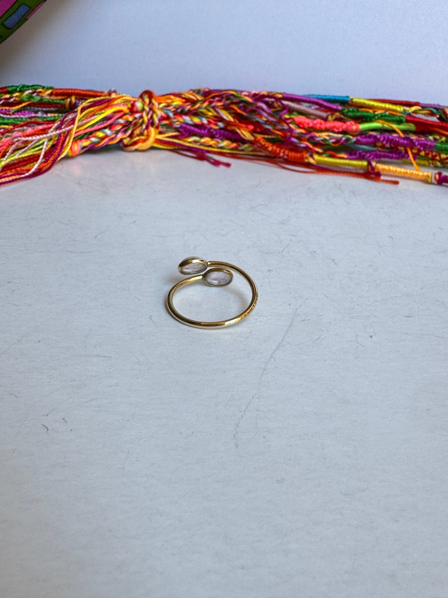 Anello boho dorato pietra di luna arcobaleno