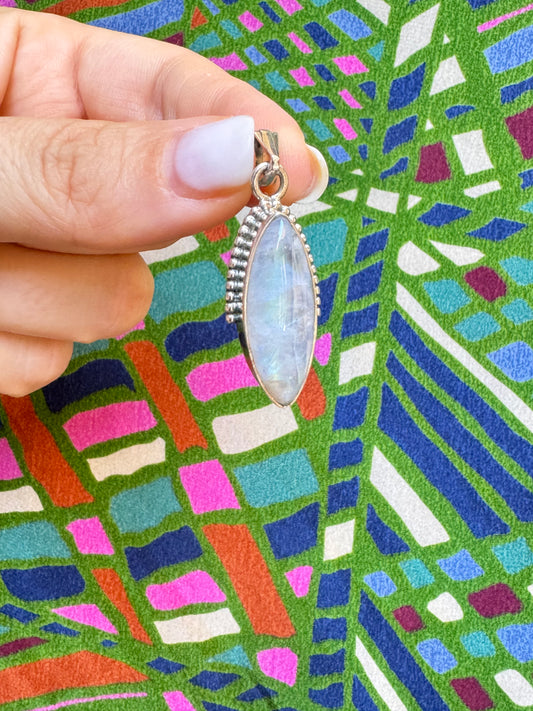 925 Silver Pendant Rainbow Moonstone C30