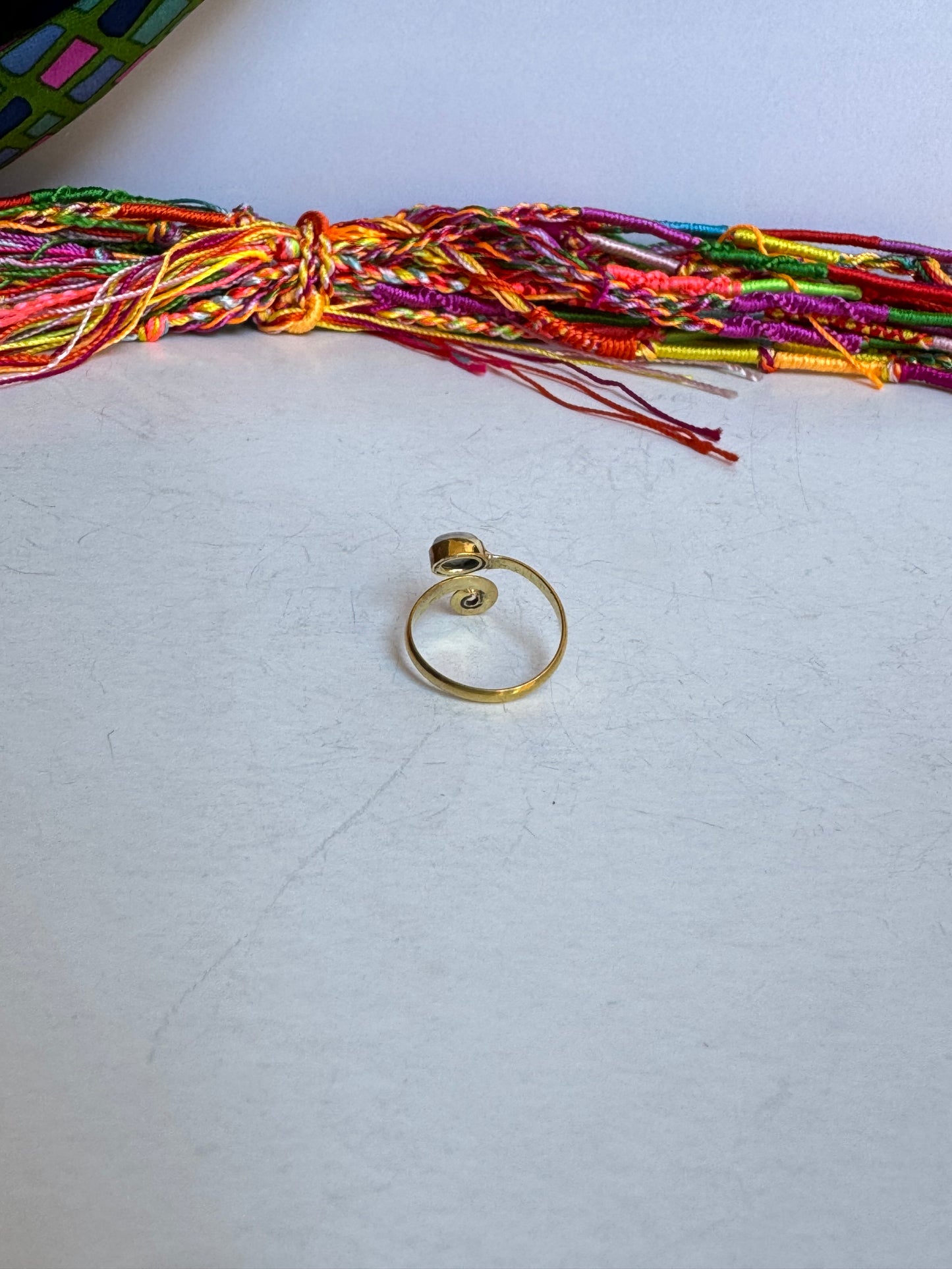 Anello boho dorato pietra di luna arcobaleno regolabile