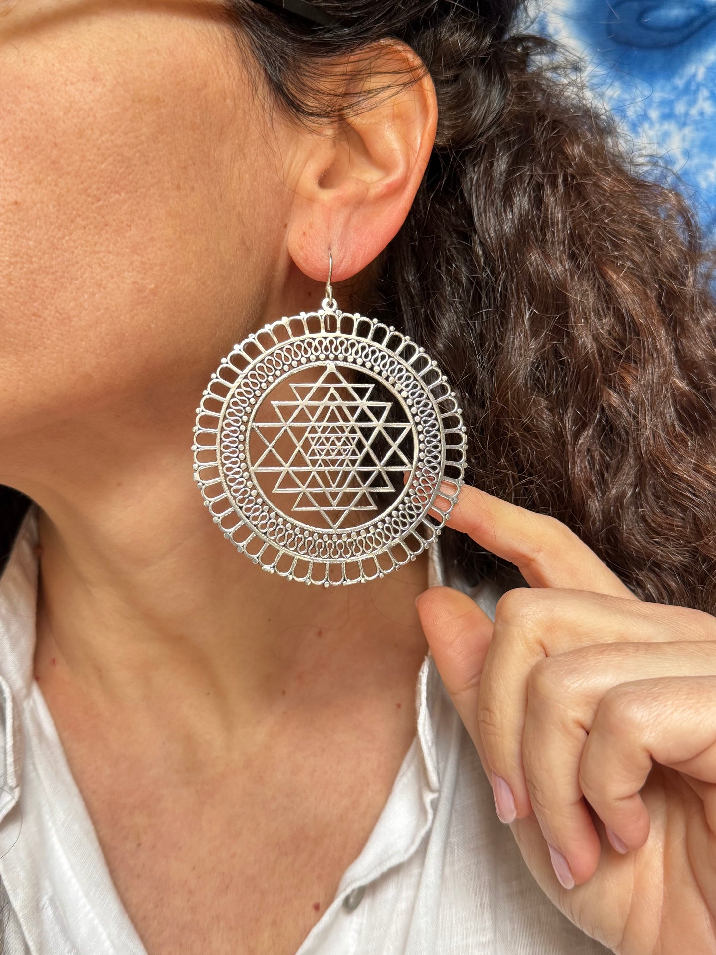 Orecchini boho argentati cerchi Sri Yantra