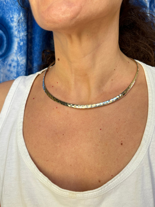 Thin hammered 925 silver rigid collar