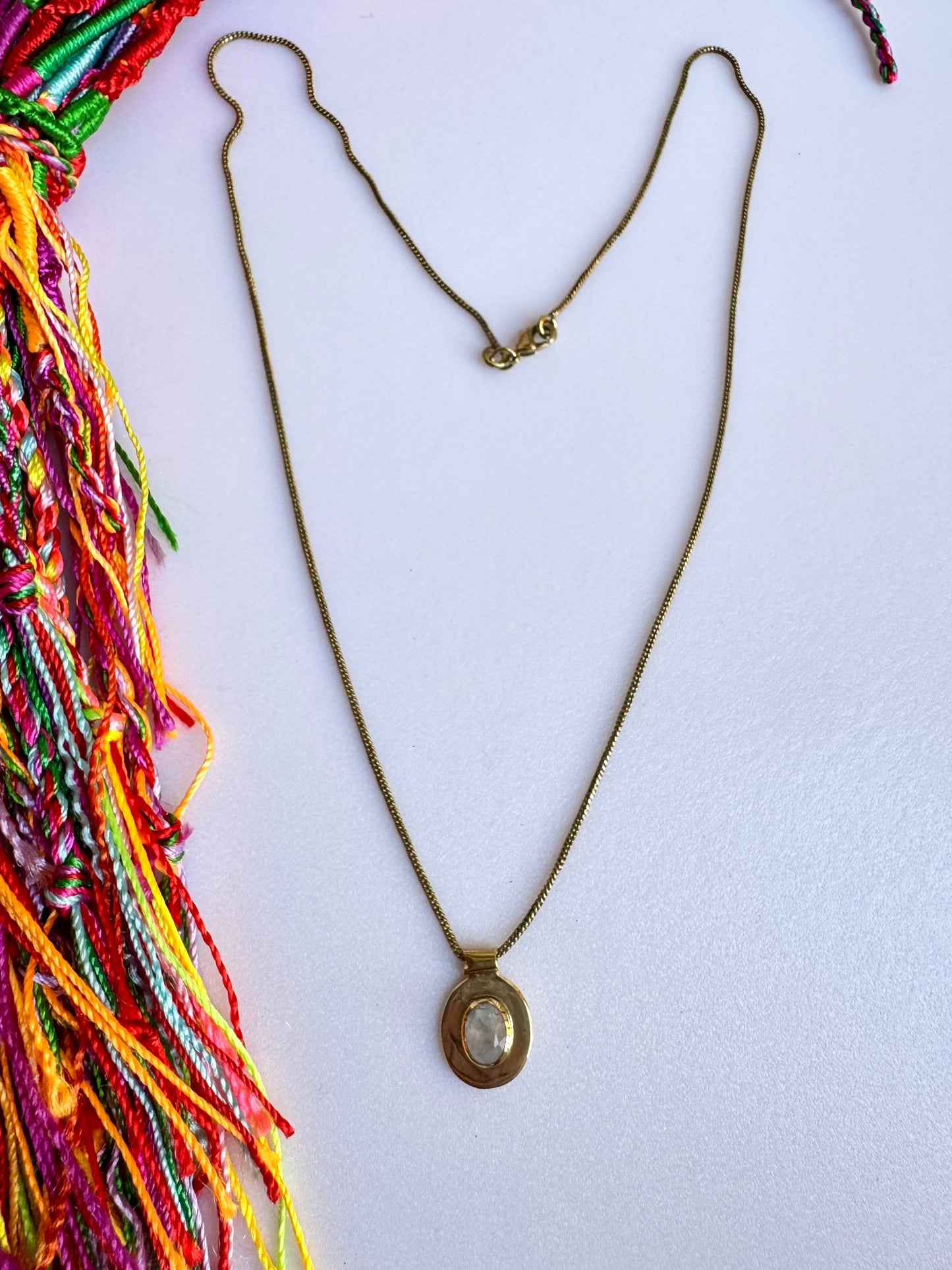 Collana dorata con ciondolo pietra di luna