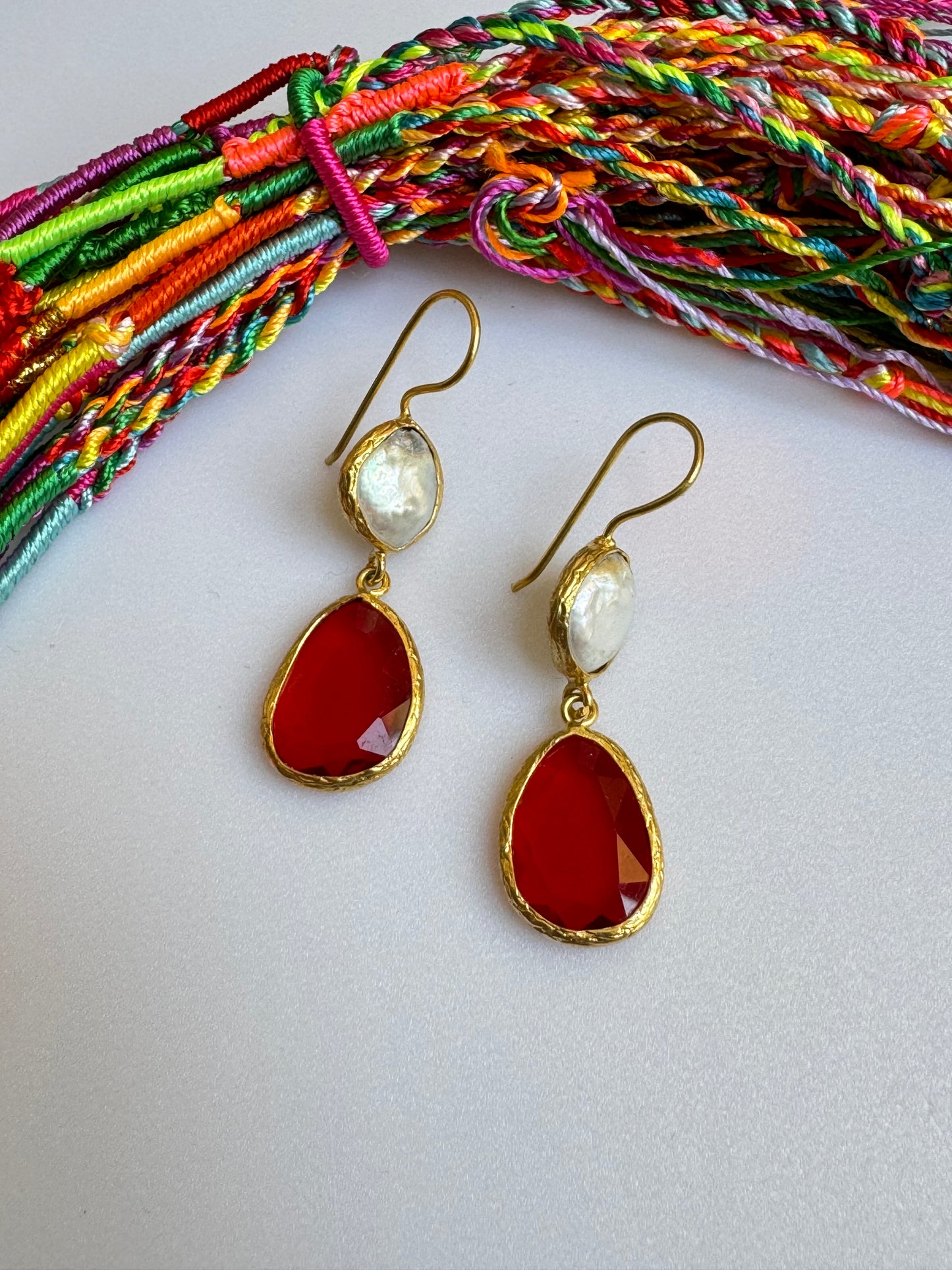 Earrings with 2 red stones and freshwater pearl