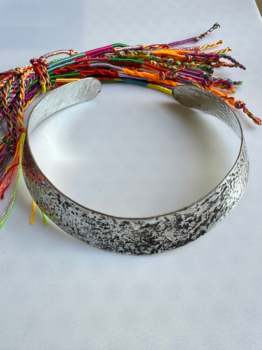 Hoher Kragen aus gehämmertem Silber