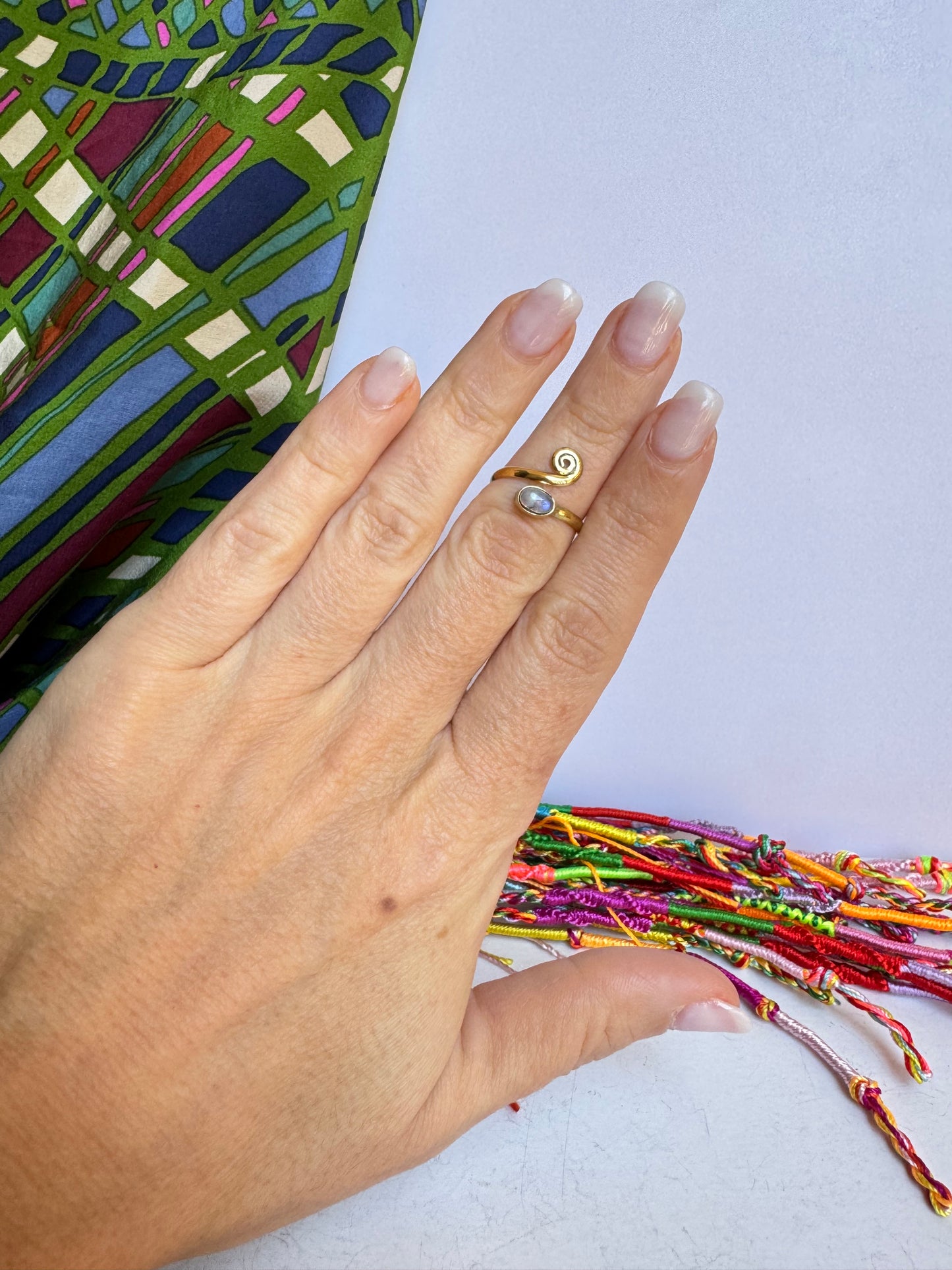 Anello boho dorato pietra di luna arcobaleno regolabile