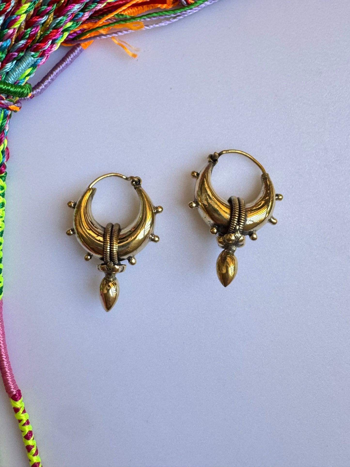 Orecchini boho dorato tribali bombati punta