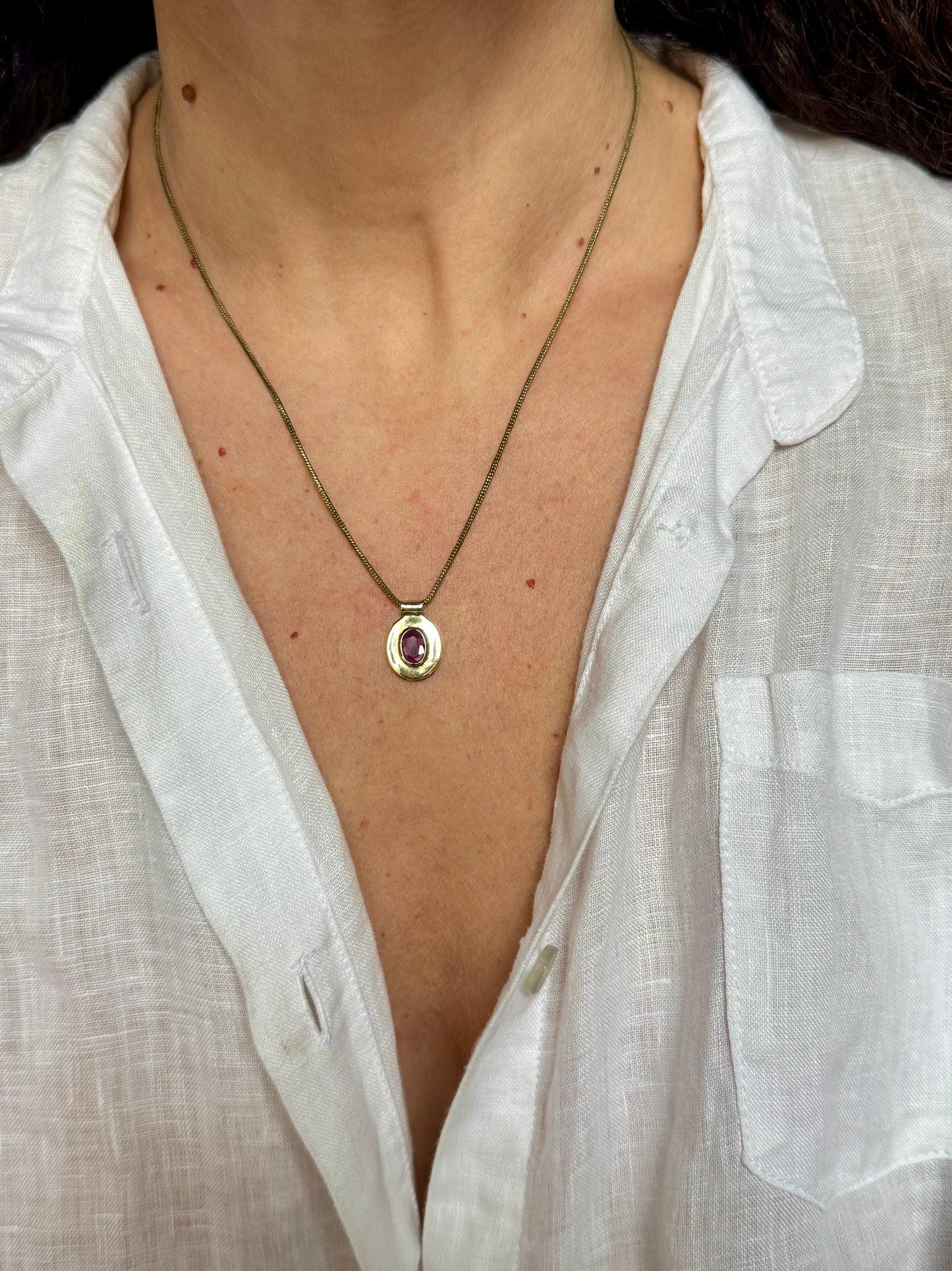 Collana dorata con ciondolo rosso