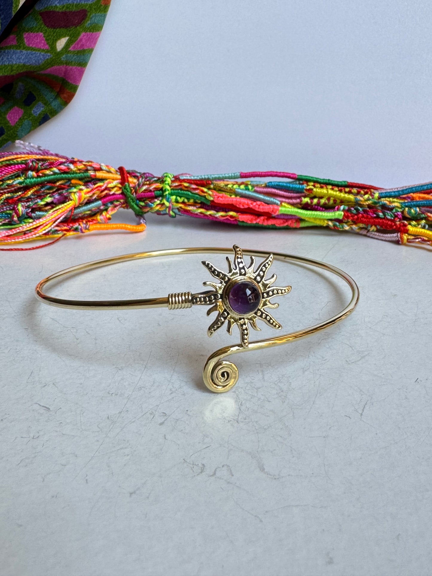 Bracciale braccio boho dorato viola