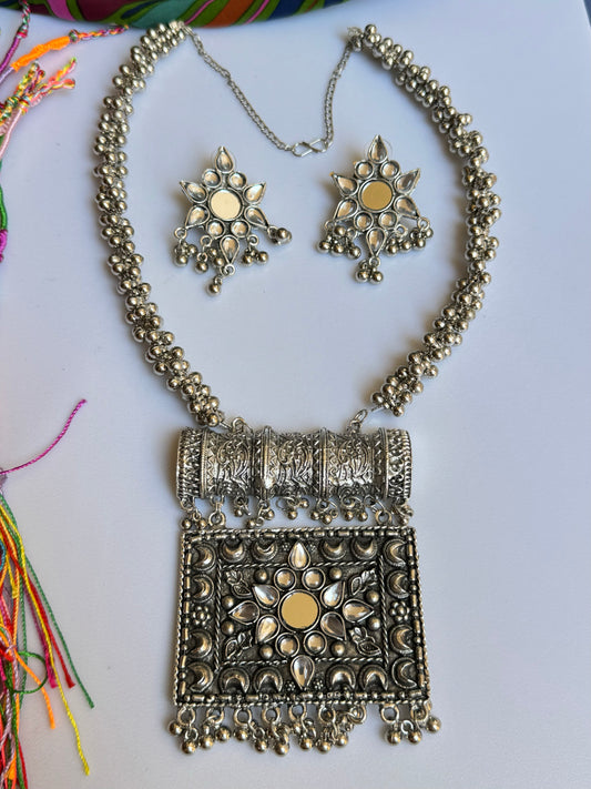 Long necklace and earrings in silver metal with India mirrors