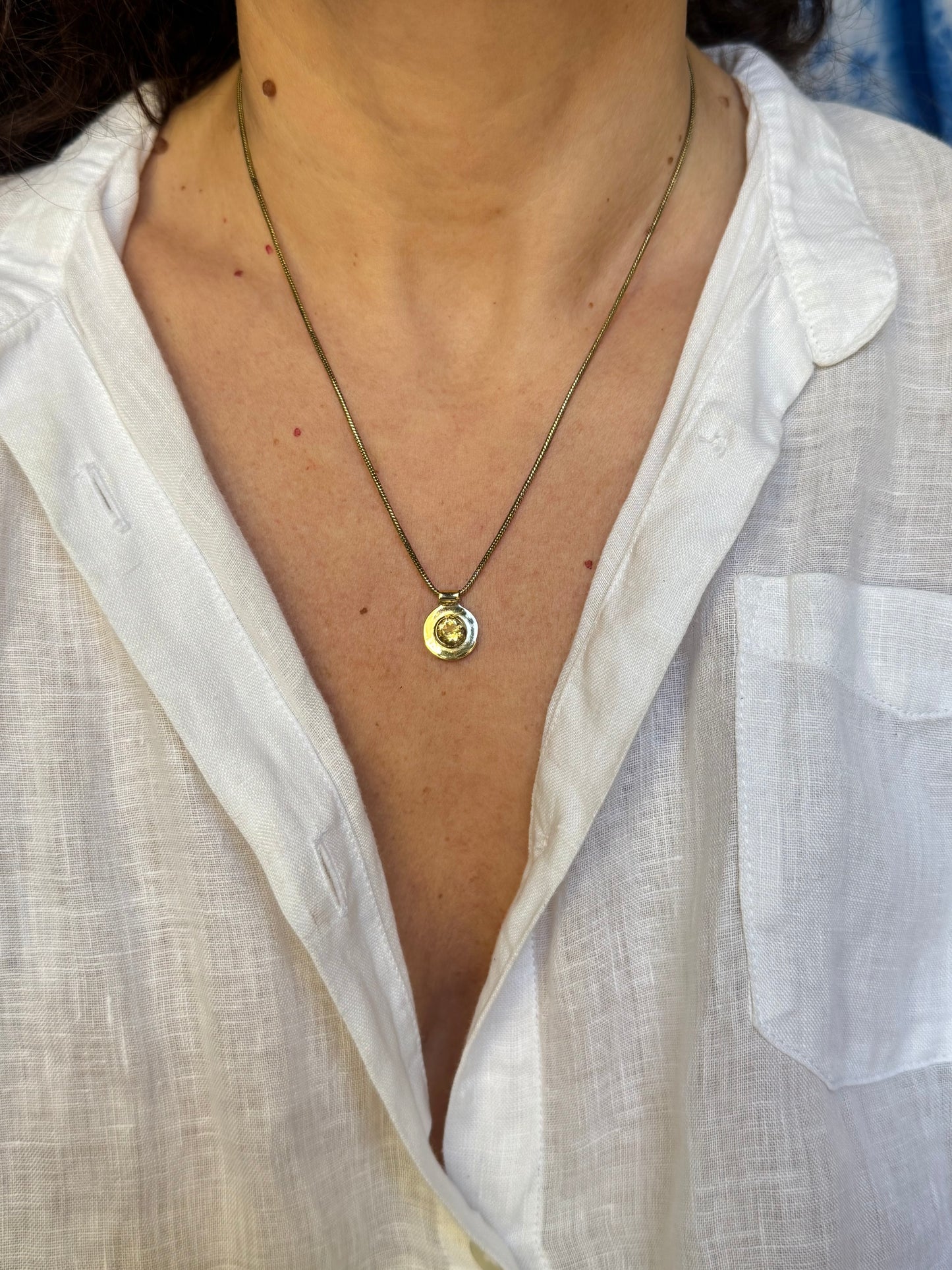 Collana dorata con ciondolo giallo