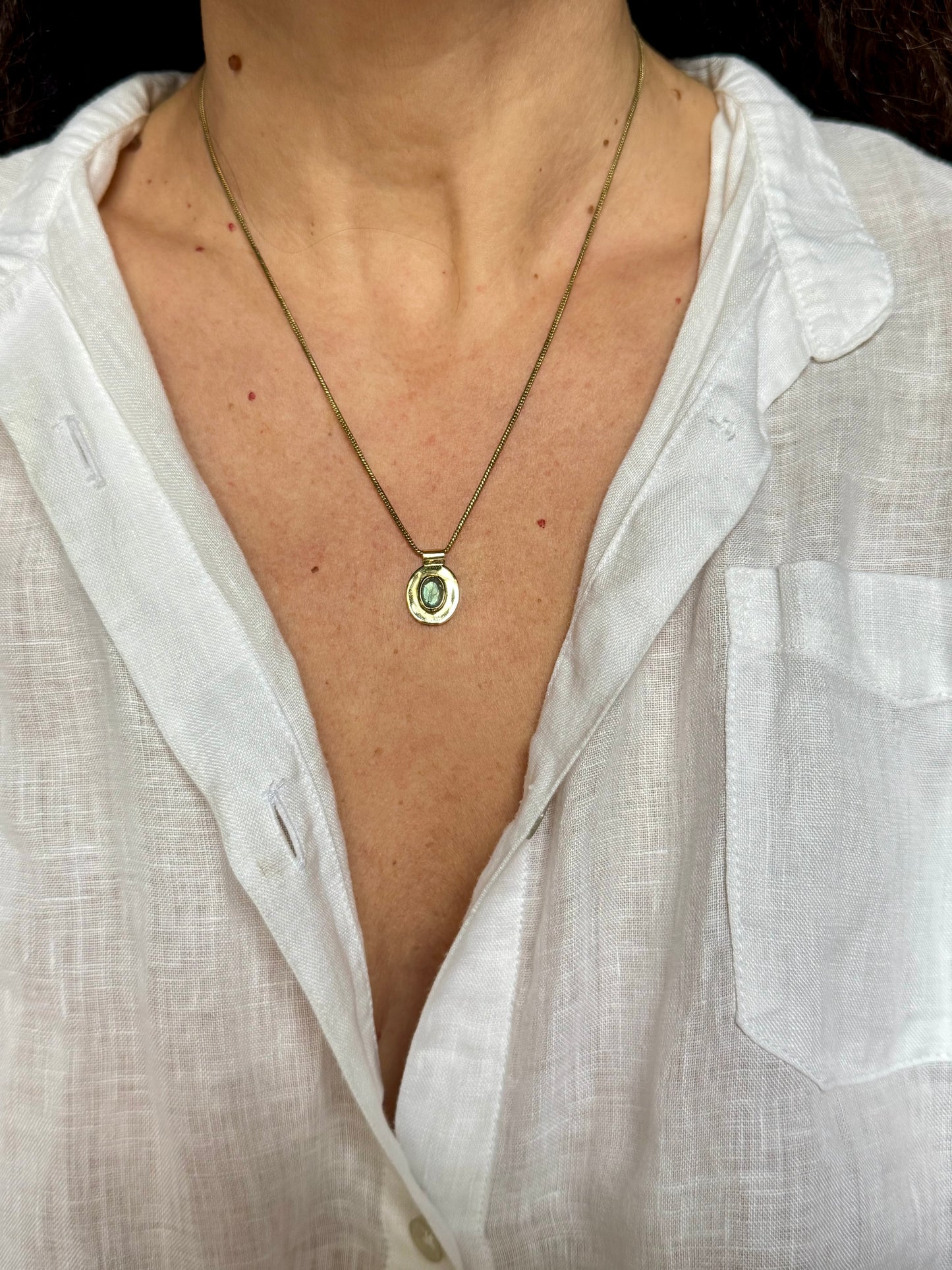 Collana dorata con ciondolo labradorite