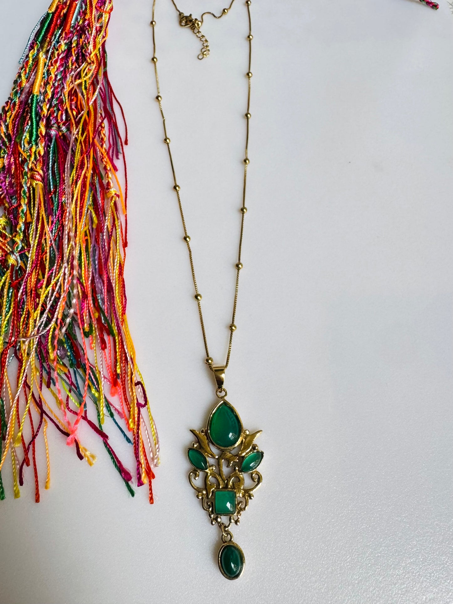 Collana dorata con ciondolo verde