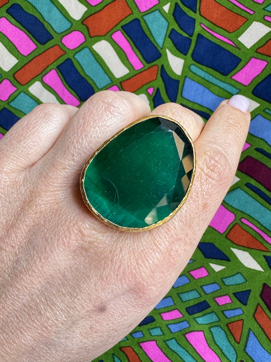 Großer flaschengrüner goldener Ring