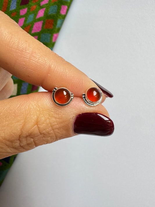 Mini stud earrings in 925 silver, carnelian