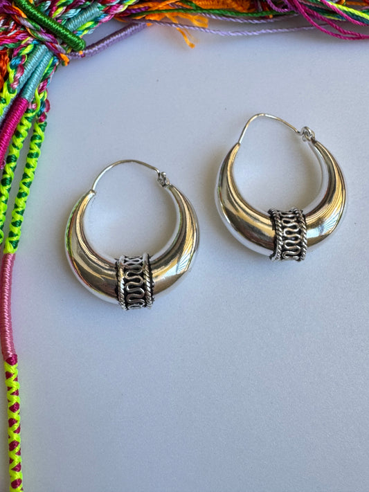 Boho Ohrringe gewölbte, versilberte Creolen im Tribal-Stil