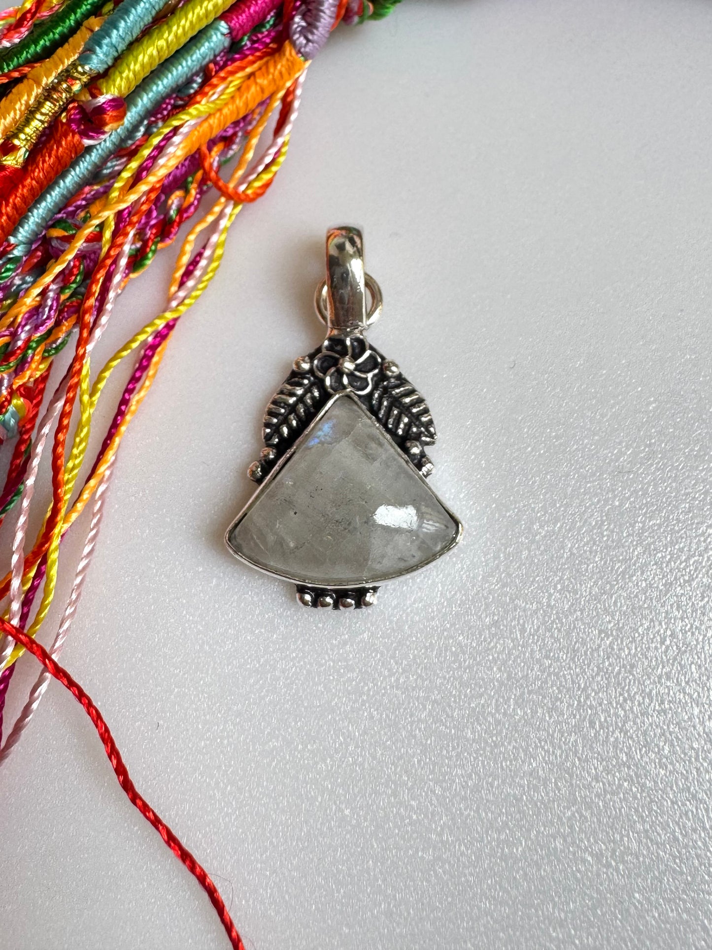 Ciondolo argentato pietra di luna arcobaleno