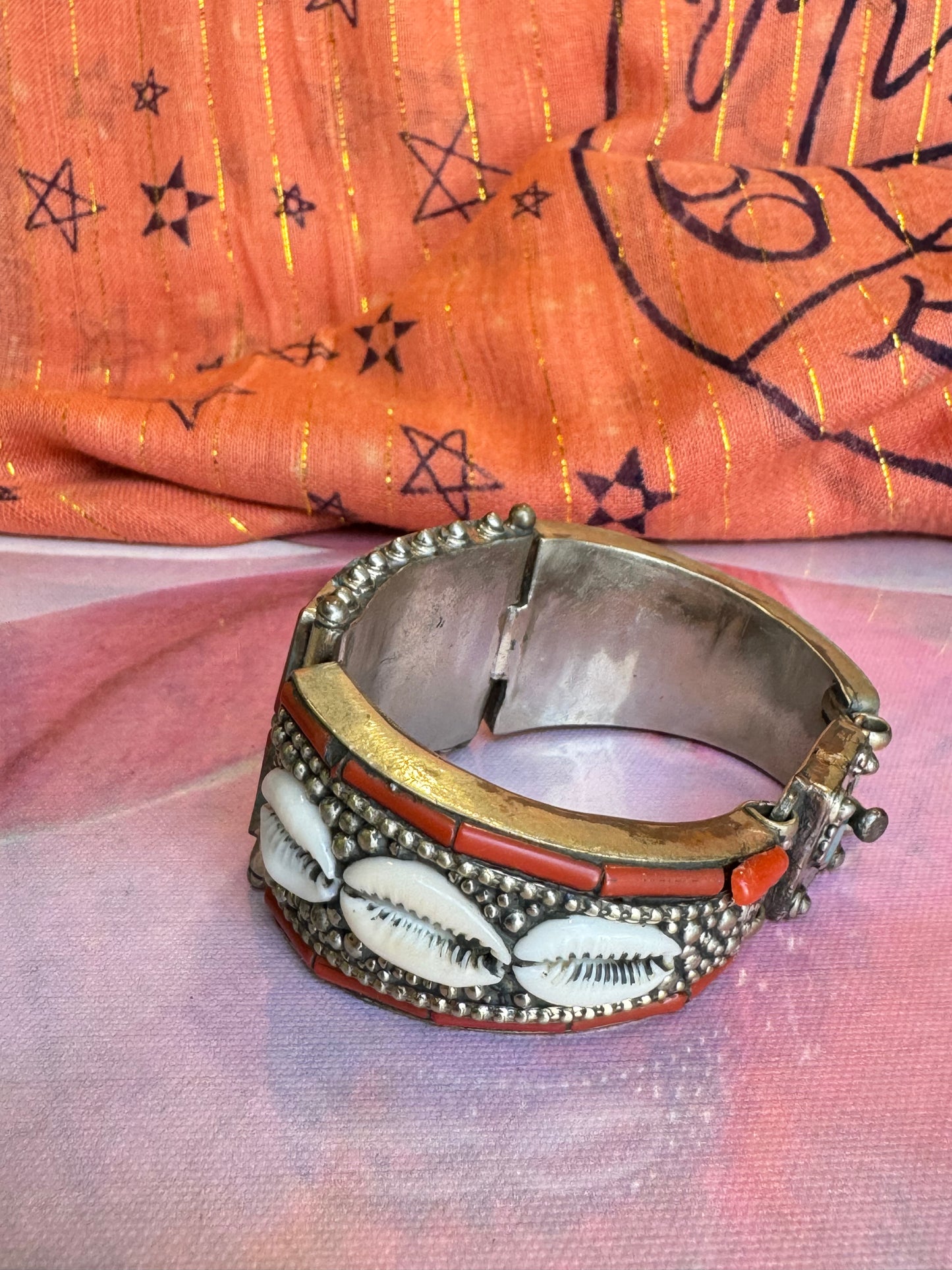 Nepalese bangle bracelet with turquoise flower and vintage shell