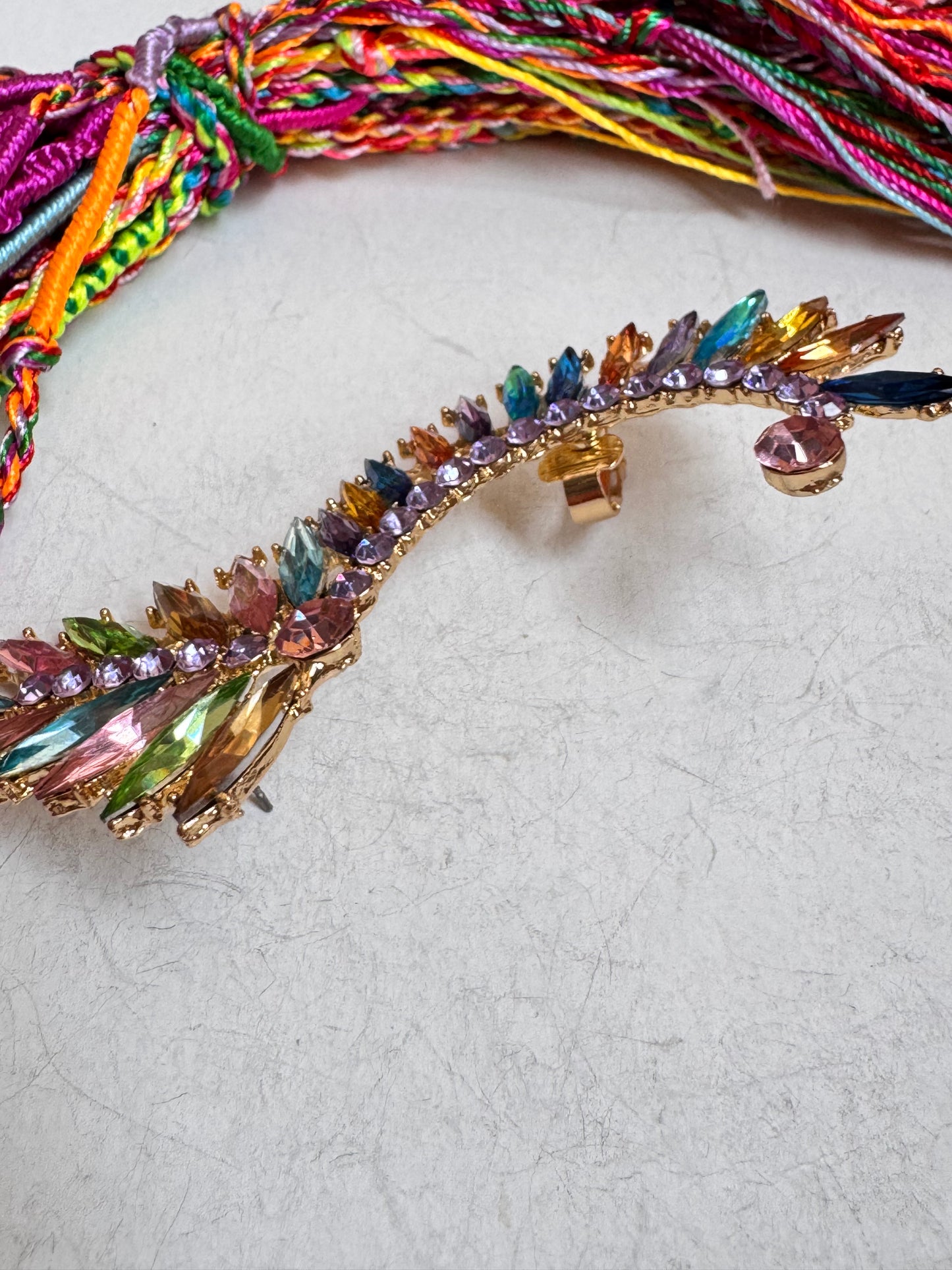 Orecchino singolo ear climber con cristalli multicolore sinistra