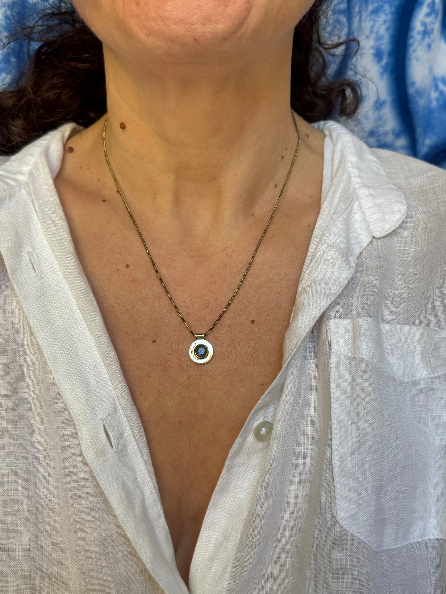 Collana dorata con ciondolo verde