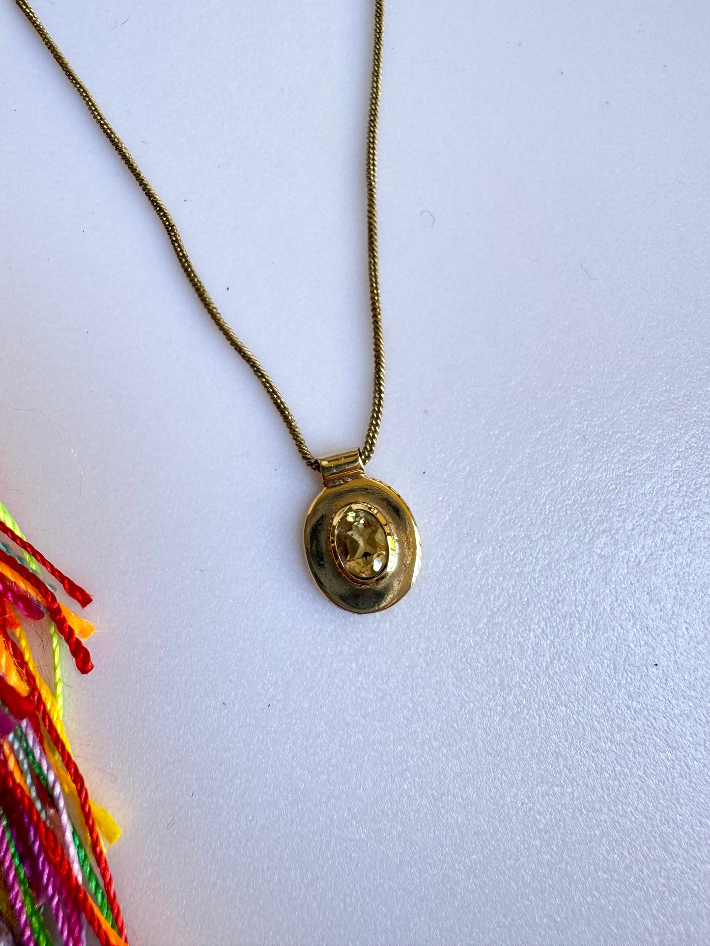 Collana dorata con ciondolo giallo