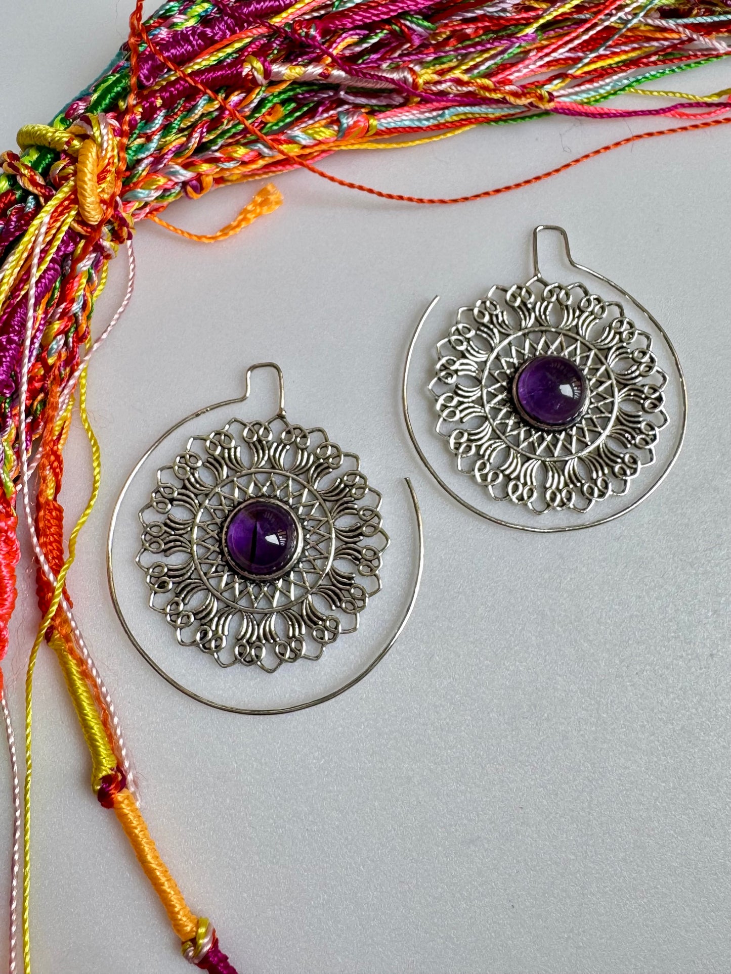 Orecchini boho argentato spirale viola