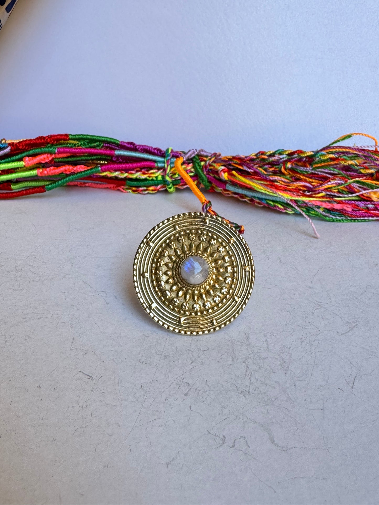 Anello boho dorato pietra di luna arcobaleno