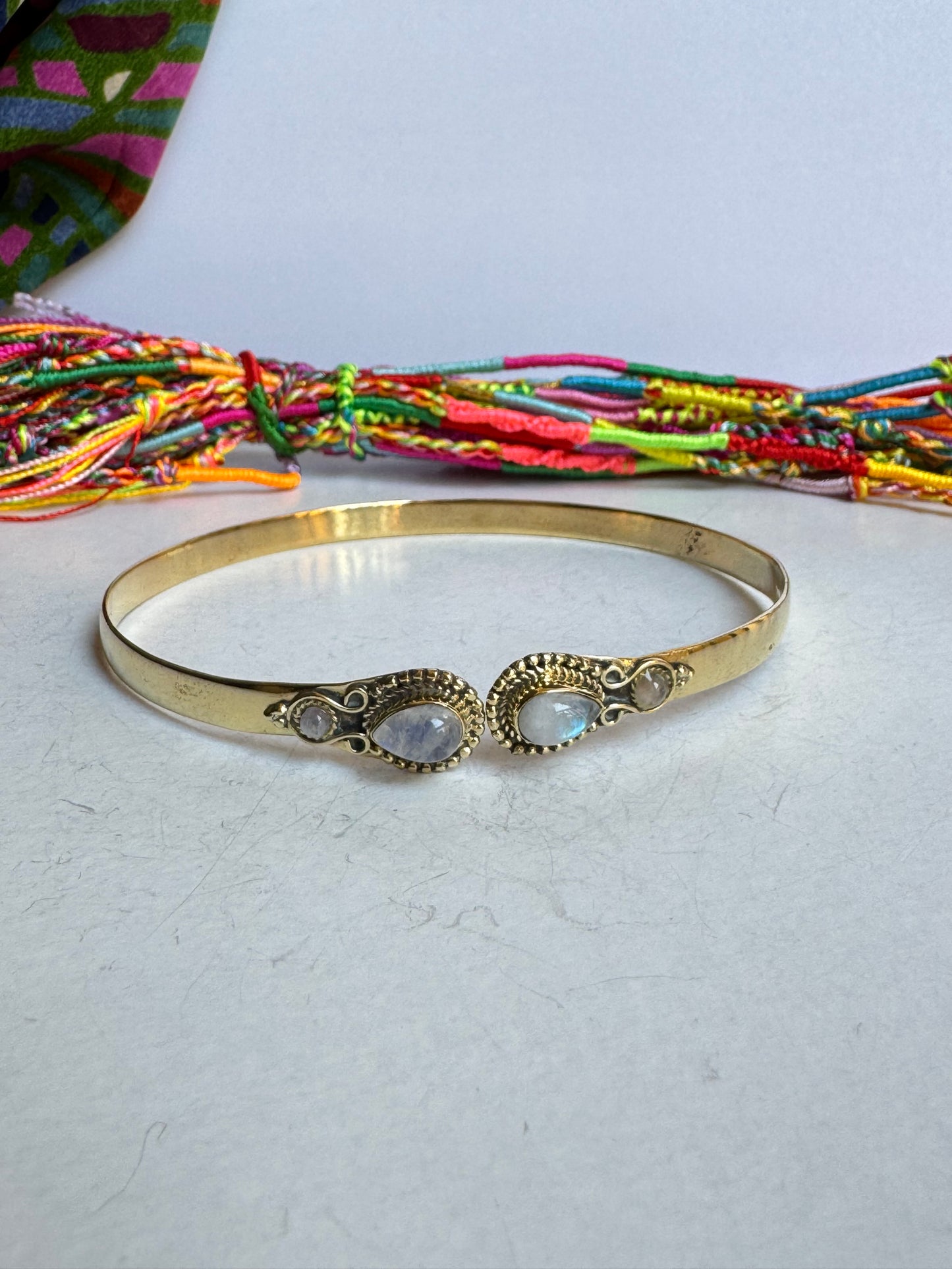 Bracciale braccio boho dorato pietra di luna